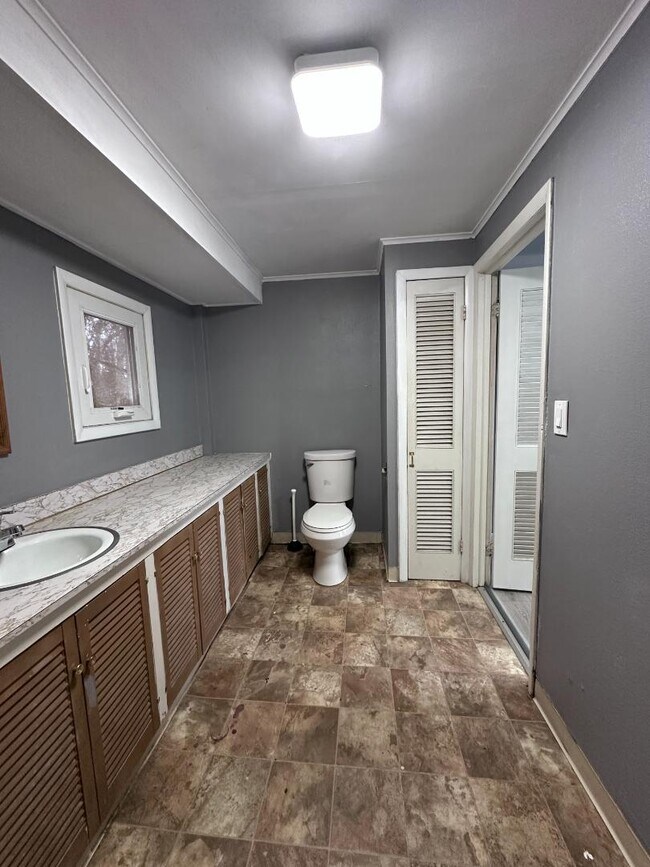 Building Photo - 81 Ashley St