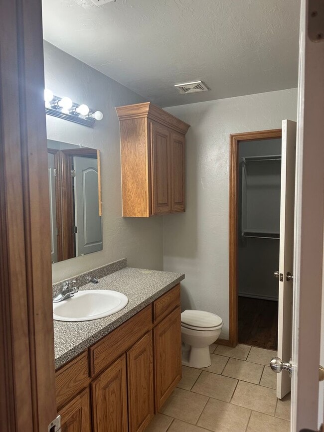 Building Photo - 3 bedroom, 2 bathroom, 2 car garage