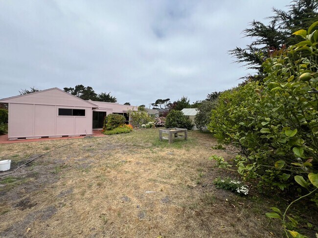 Building Photo - Large 4 bedroom 3 bathroom home in Pacific...