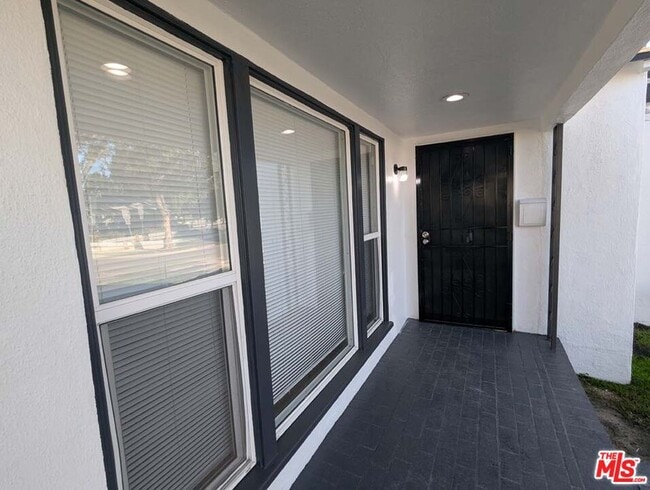 Building Photo - 3966 S Victoria Ave