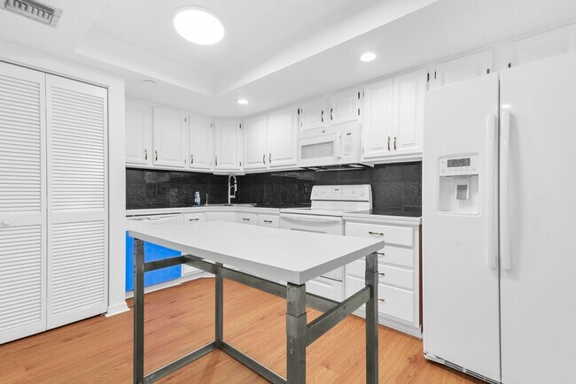 Building Photo - 5951 Wellesley Park Dr