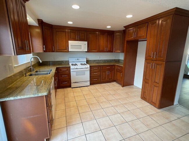 Building Photo - Moorpark 3 bed 2.5 bath Townhome close to Moorpark College