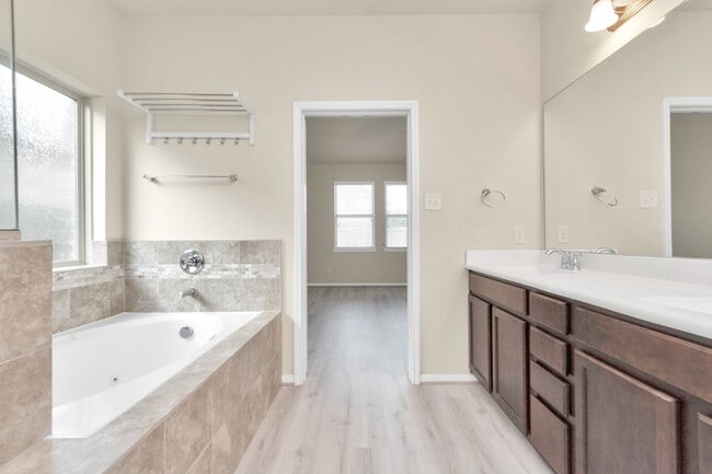 Building Photo - 3018 Shadowbrook Chase Ln