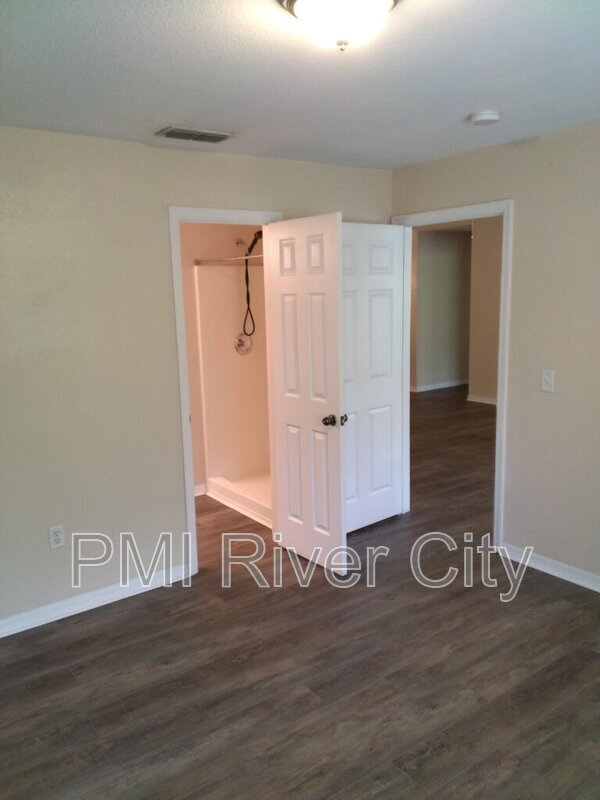 Building Photo - 7800 Point Meadows Dr