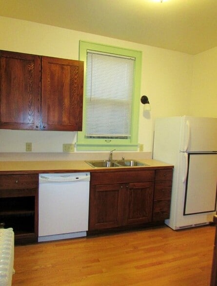 Building Photo - 220 State St