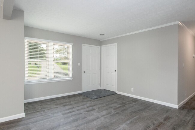 Building Photo - 690 North Dr