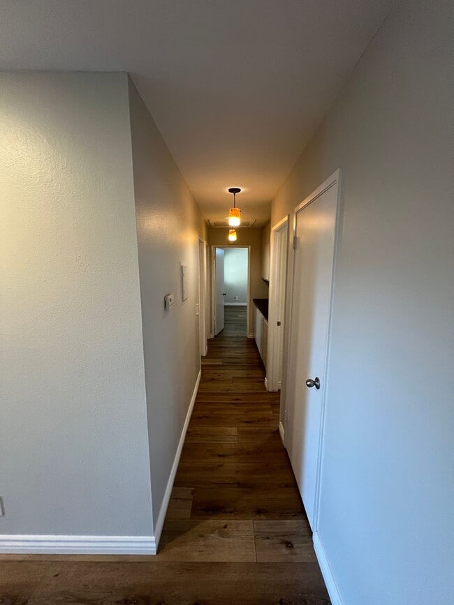 Building Photo - Lovely West Side Ventura Condo