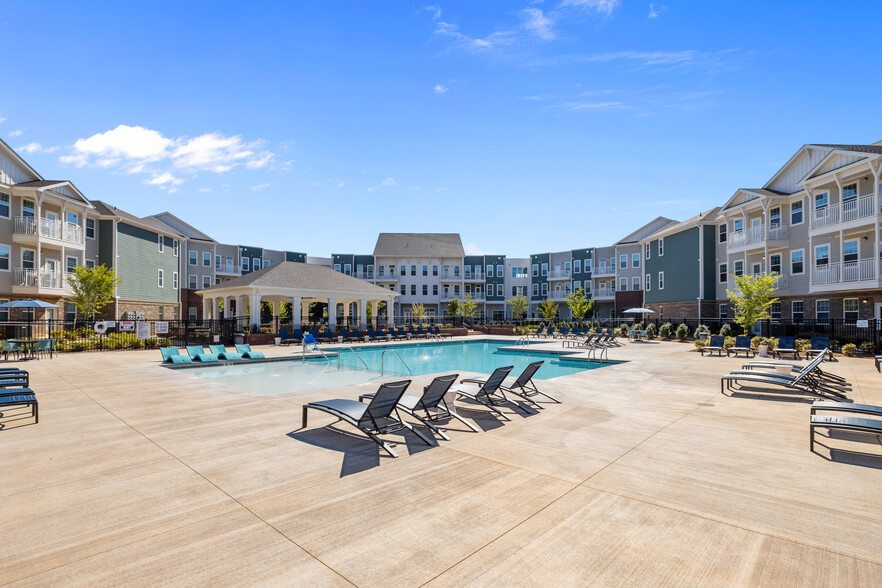 Resort Style Pool with Large Sun Shelf and In-Water Loungers - The Address Galleria