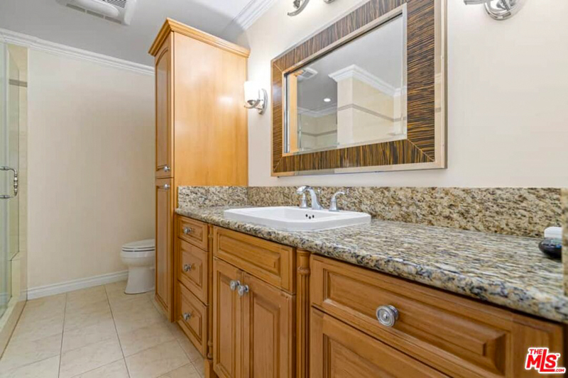 Master bathroom - 8455 Fountain Ave