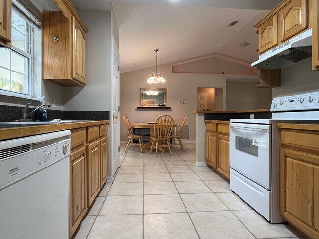 Building Photo - 3BR/2BA Home with 2 Car Garage, Fenced Yard & RV Hookups – Lake City, FL