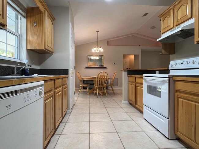 Building Photo - Charming 3BR/2BA Home with 2 Car Garage, F...