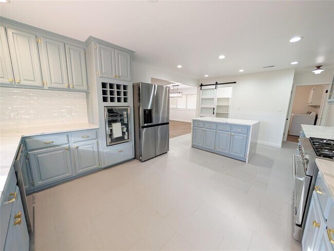 Building Photo - 3500 Bella Vista Dr