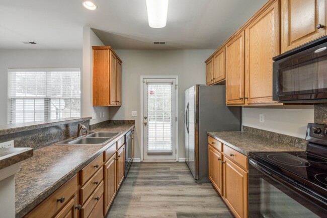 Building Photo - Location, Location, Location! 3 Bedroom 2....