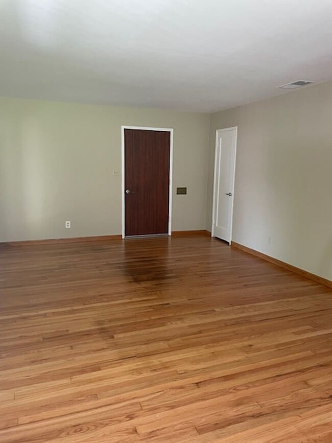 Building Photo - Charming 3 Bedroom Home on a Quiet Tree-Li...