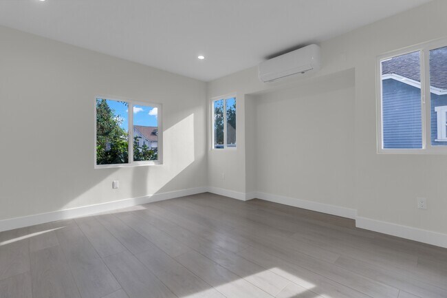 Building Photo - 4059 Denker Ave