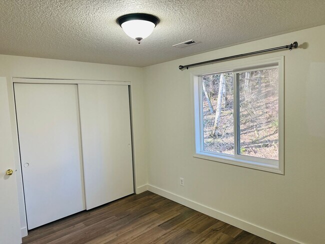 Building Photo - Charming Newly Remodeled Acreage Home