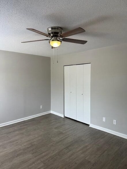 Building Photo - 661 Village Green Dr