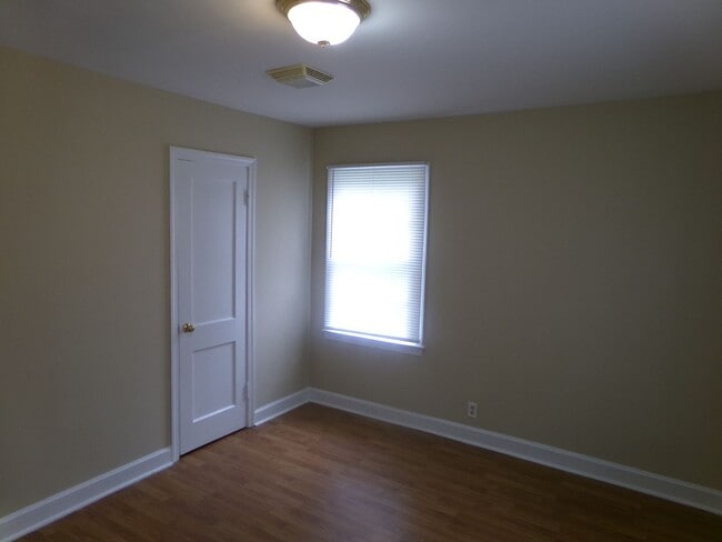 Building Photo - Newly Renovated!