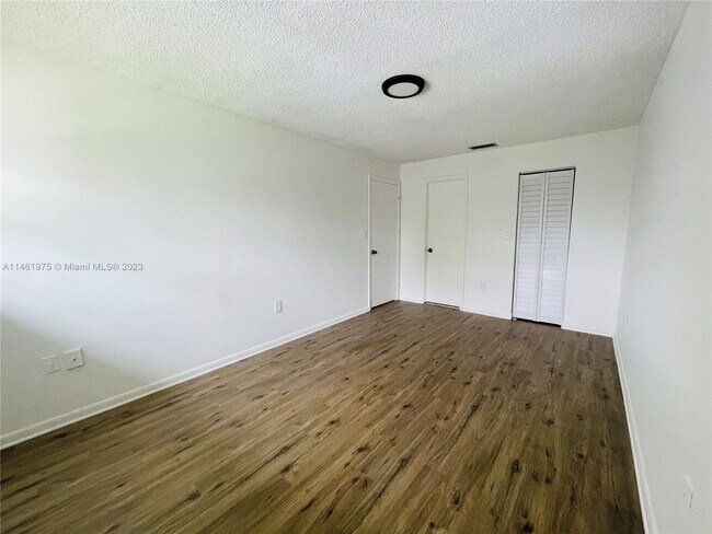 Building Photo - 925 NE 199th St