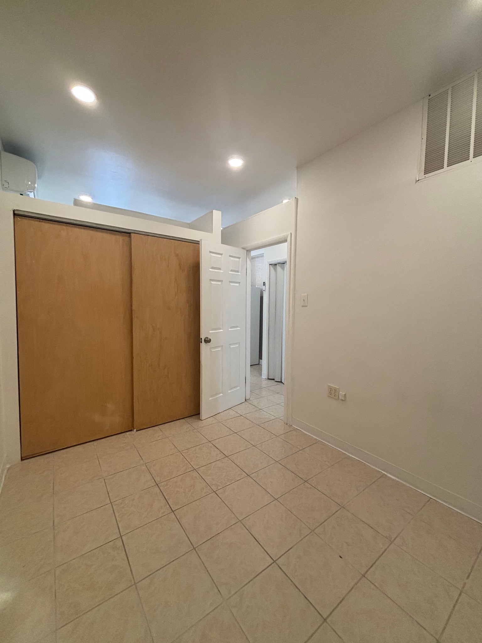 room - 1000 Christian St