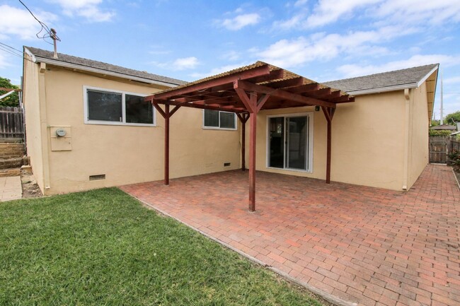 Building Photo - 4-Bedroom House with Fenced Backyard **Fresh Paint and New Flooring