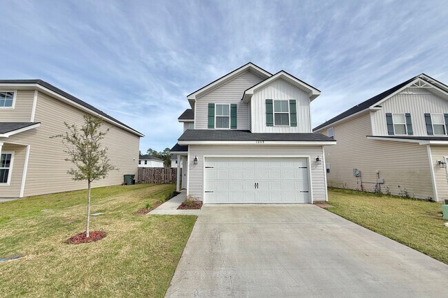 Building Photo - AVAILABLE EARLY MAY 2026! (Pet Friendly)