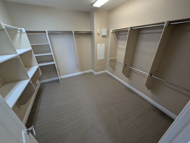 Building Photo - 9149 Tudor Park Pl