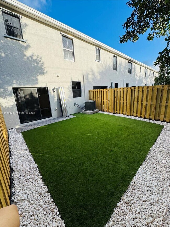 Building Photo - 1549 NE 3rd Ave