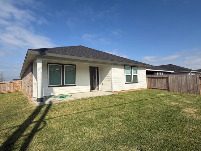 Building Photo - 523 Robin Ct