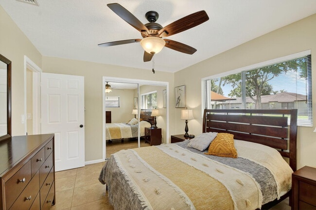 Building Photo - 4677 Robinwood Cir