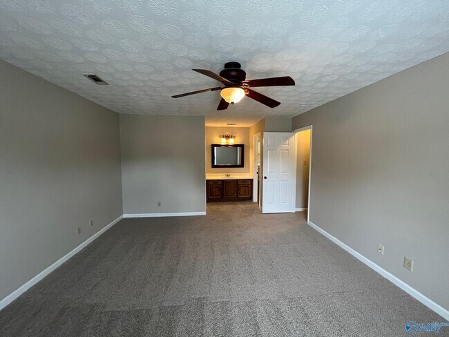 Building Photo - 2006 Lancaster Ave SW