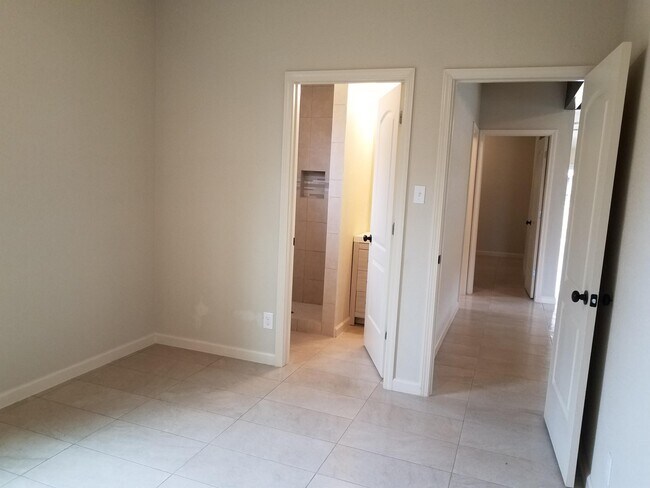 Building Photo - 1016 Center St