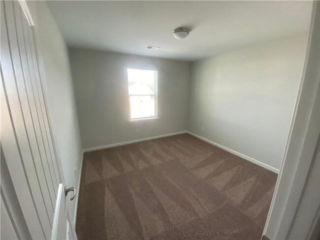 Building Photo - 4 bed 2.5 bath Available in Feburary