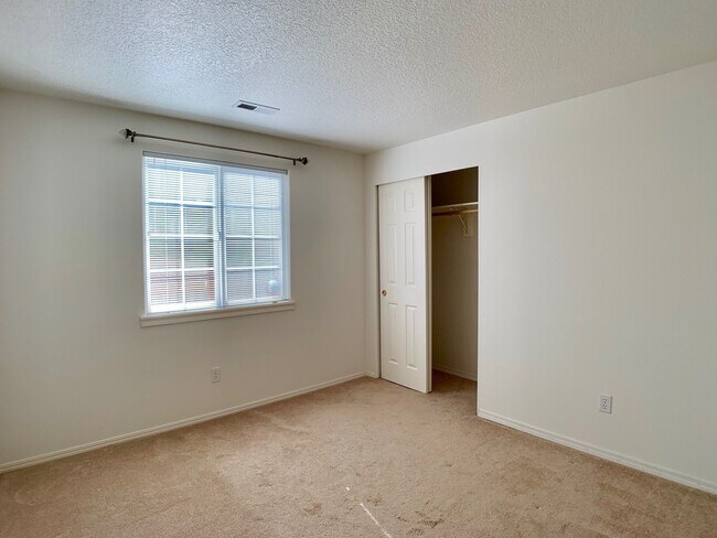 Building Photo - Unique 4 Bedroom Home- Minutes to Vancouve...