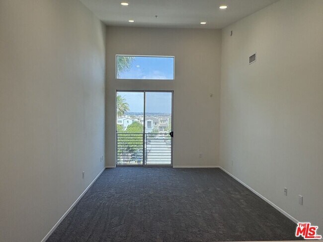 Building Photo - 6400 Crescent Prk E