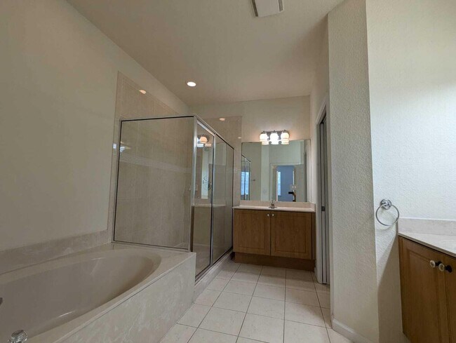 Building Photo - 221 Greenwich Cir