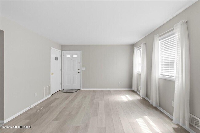 Building Photo - 601 Mistletoe Ave