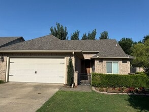 Building Photo - Beautiful 3 Bedroom and 2 Bathroom House