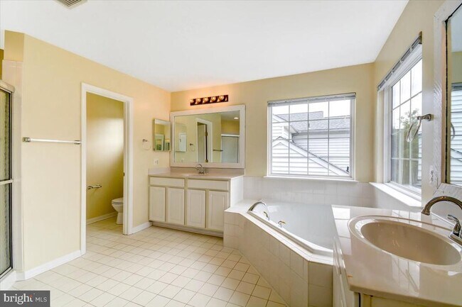 Building Photo - 240 Davis St