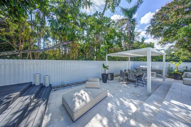 Building Photo - 2020 Alamanda Dr