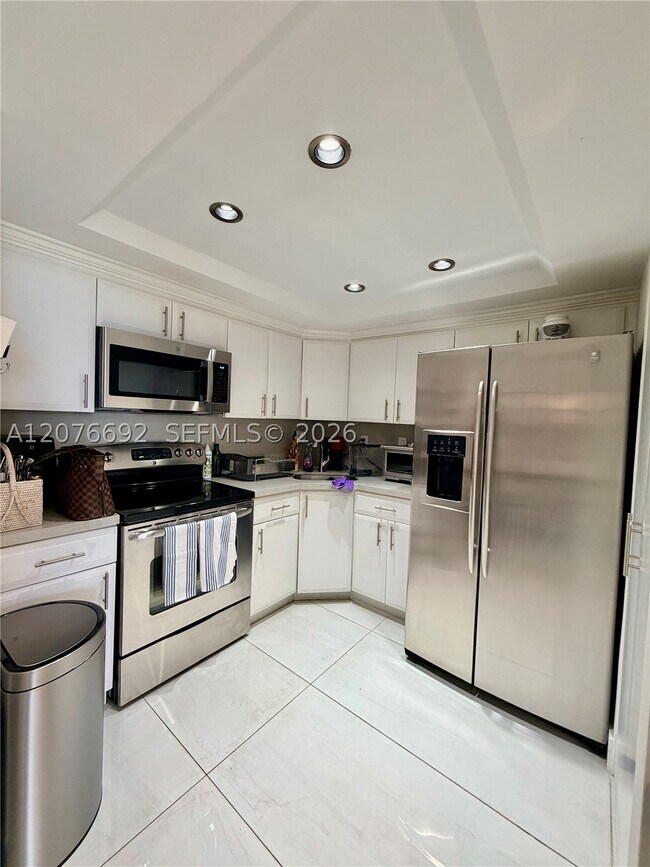 Building Photo - 1450 Brickell Bay Dr