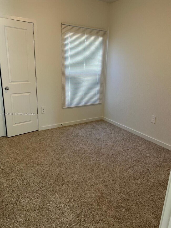 Building Photo - 326 NE 1st Ave