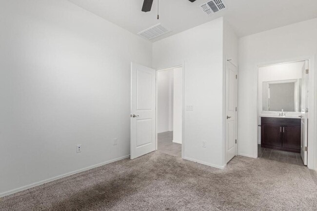 Building Photo - 14058 E Red Pine Pl