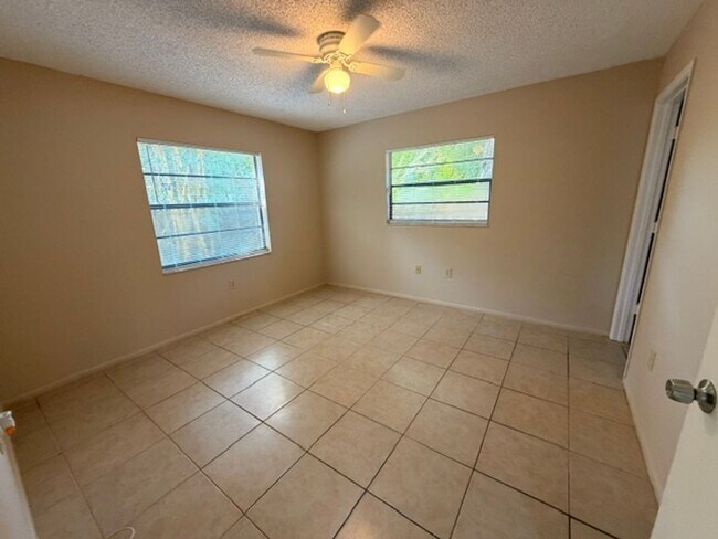 Building Photo - Open and bright 2/2 with garage