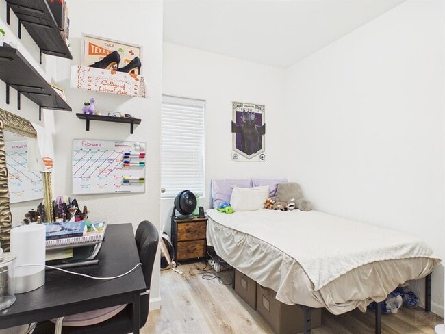 Building Photo - 911 W 22nd St