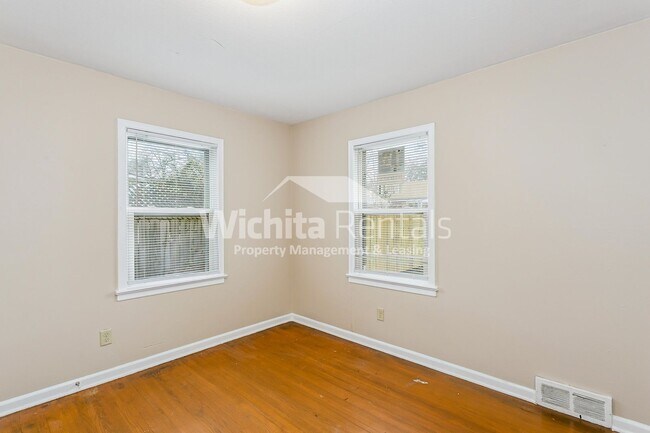 Building Photo - 2103-2103 S Old Manor Rd