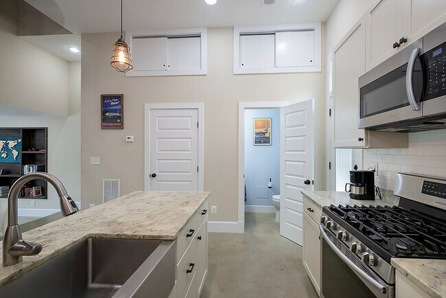 Building Photo - 717 F St NE