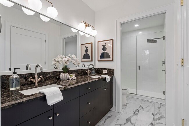 Building Photo - 905 Juniper St NE