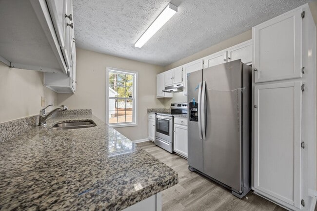 Building Photo - Updated Single Family Home in Fayetteville!