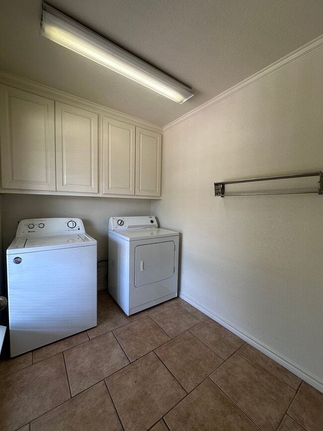 Building Photo - 5/5 House in Small Gated Community Near Ba...